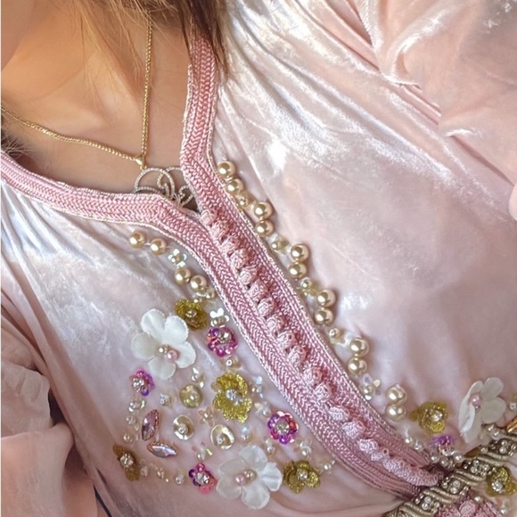 Elegant Velvet Dress with Gold Chain - Picture 2 of 9